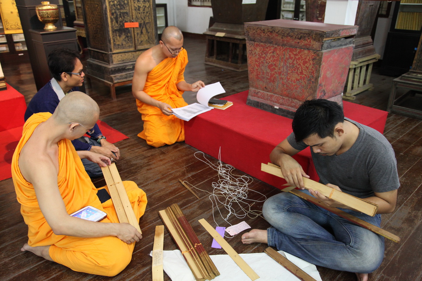 thai/10 ตรวจสภาพและเนื้อหาในใบลาน.jpg